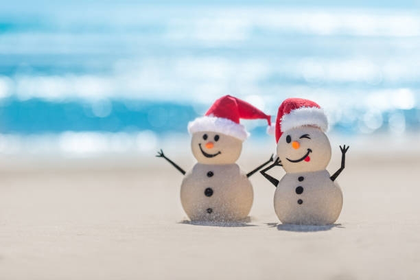 sandy christmas snowmen are celebrating christmas - christmas beach sun tropical climate imagens e fotografias de stock