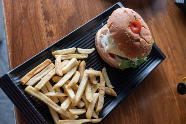 hambúrguer saboroso com batatas fritas - deli sandwich fotos - fotografias e filmes do acervo