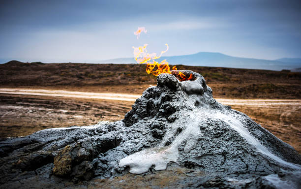 ゴブスタンの泥火山 - アゼルバイジャン ストックフォトと画像