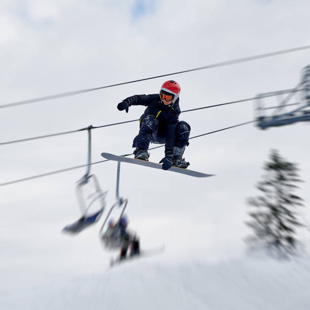 スポーツの冬の種類。冬の季節に山でトリックをするスキーヤー - powder snow skiing agility jumping ストックフォトと画像