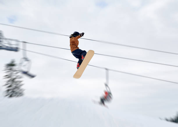 зимние виды спорта. лыжник делает трюки в горах в зимний сезон - powder snow skiing agility jumping стоковые фото и изображения