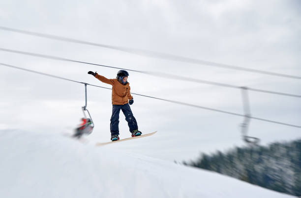 スポーツの冬の種類。冬の季節に山でトリックをするスキーヤー - powder snow skiing agility jumping ストックフォトと画像