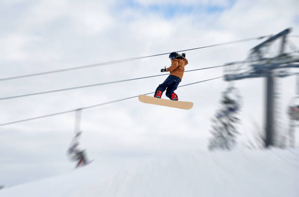 스포츠의 겨울 종류. 겨울 철에 산에서 트릭을하는 스키어 - powder snow skiing agility jumping 뉴스 사진 이미지