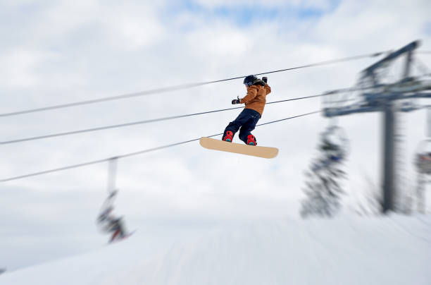 зимние виды спорта. лыжник делает трюки в горах в зимний сезон - powder snow skiing agility jumping стоковые фото и изображения