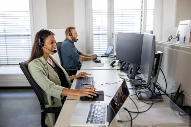 young people working in call center - bluetooth headset women customer imagens e fotografias de stock