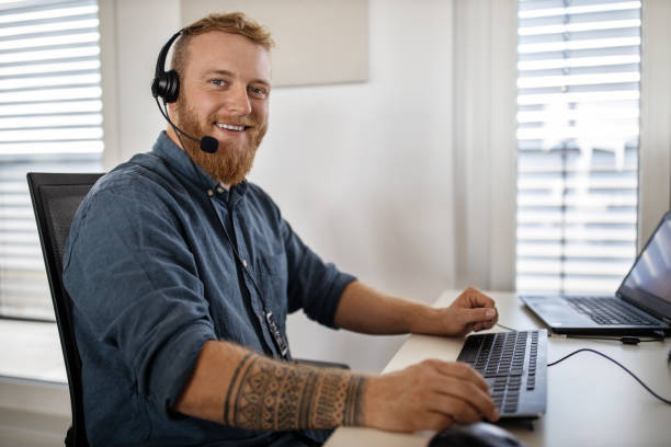 mężczyzna pracujący w branży obsługi klienta - call center it support customer service representative headset zdjęcia i obrazy z banku zdjęć