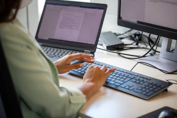 close-up of a businesswoman using computer - keyboard computer hands imagens e fotografias de stock