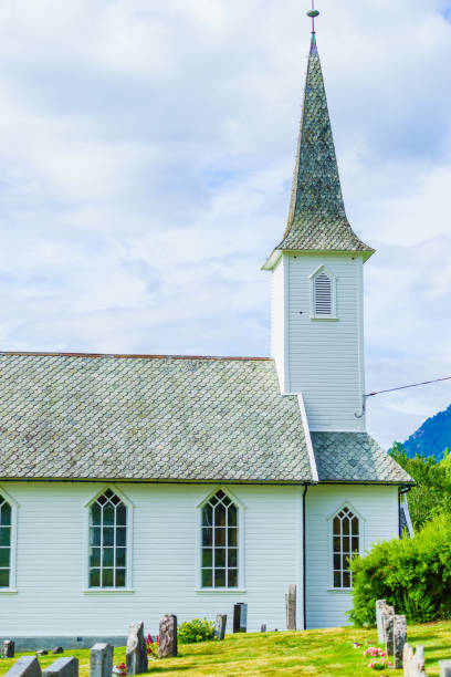 chiesa in legno nel villaggio di nes, norvegia - stavkyrkje foto e immagini stock