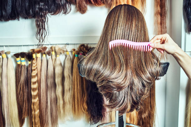 tavolozza di estensione dei capelli premium con campioni di colore da bionda a - stinco gamba umana foto e immagini stock