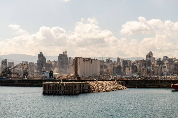 resumen de la explosión del puerto de beirut, líbano - puerto de beirut fotografías e imágenes de stock