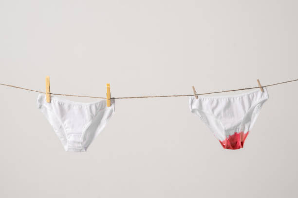 sous-vêtements de femme sur corde à linge, contenu de concept pour blog féministe, affiche sur la santé des femmes et les menstruations - menses photos et images de collection