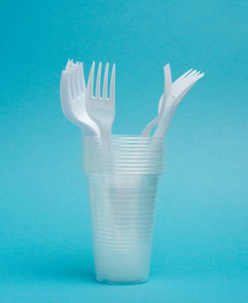 일회용 플라스틱 컵, 파란색 배경에 포크 - disposable cup cup stack blue 뉴스 사진 이미지