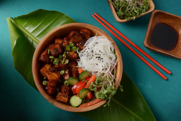 обжаренный тофу с рисовой хрустальной лапшой в деревянной миске. - crystal noodles стоковые фото и изображения