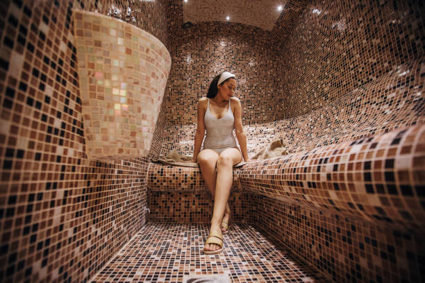 une belle femme se détendant dans le hammam - turkish bath photos et images de collection