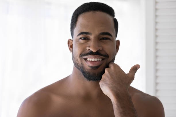 strzał w głowę portret uśmiechnięty afroamerykanin dotykając brodę - men shaving human face bathroom zdjęcia i obrazy z banku zdjęć