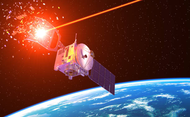arma láser destruye satélite en el espacio exterior - war globe symbols of peace weapon fotografías e imágenes de stock