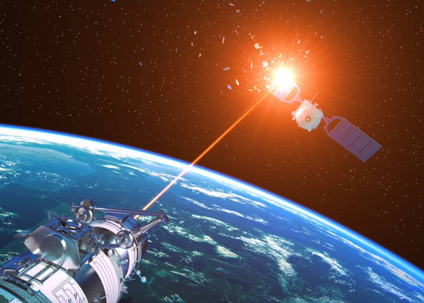 cañón láser incapacita al satélite enemigo en el espacio - war globe symbols of peace weapon fotografías e imágenes de stock