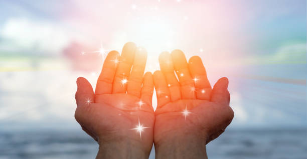 manos de anciana musulmana que reza por la esperanza en el mar con el fondo del efecto del amanecer. orar por el concepto del líbano - milagro evento religioso fotografías e imágenes de stock
