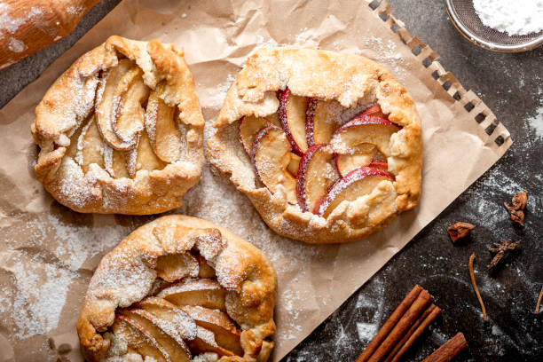 torta di mele. - pie apple dessert baked foto e immagini stock