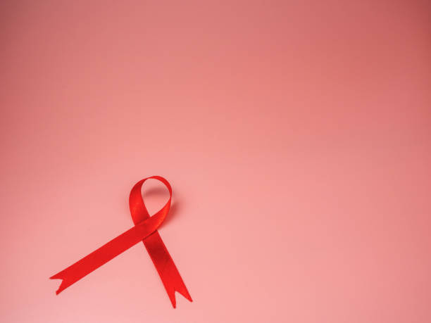 분홍색 배경에 빨간 리본. 세계 에이즈 일 개념, 인간의 면역 결핍 바이러스 질환의 상징. - immunodeficiency 뉴스 사진 이미지