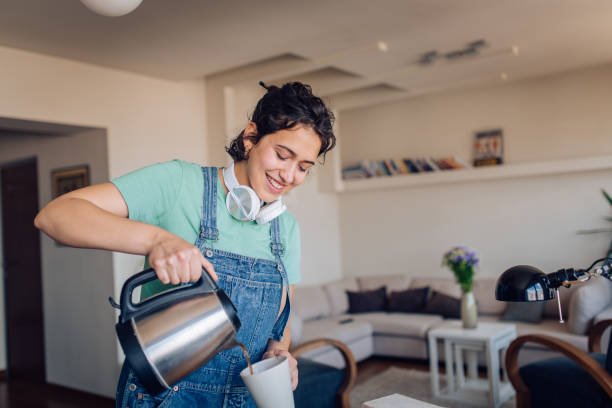 портрет счастливой девушки, делая кофе по утрам - coffee pot audio стоковые фото и изображения