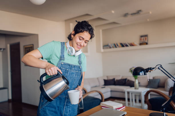 счастливая девушка делает кофе по утрам - coffee pot audio стоковые фото и изображения