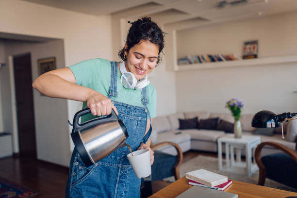 девушка делает кофе и наслаждается утром - coffee pot audio стоковые фото и изображения