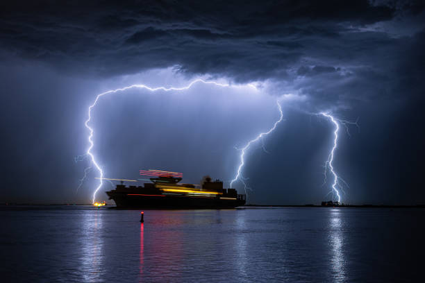 심한 번개 폭풍 동안 항해 선박 - sailing ship flash 뉴스 사진 이미지