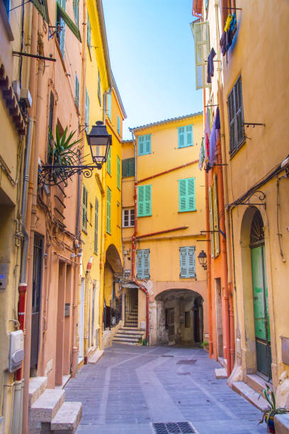 edificios coloridos en la ciudad medieval de menton, ciudad de la riviera francesa en el mediterráneo, francia. - scenics building exterior tourist resort orange fotografías e imágenes de stock