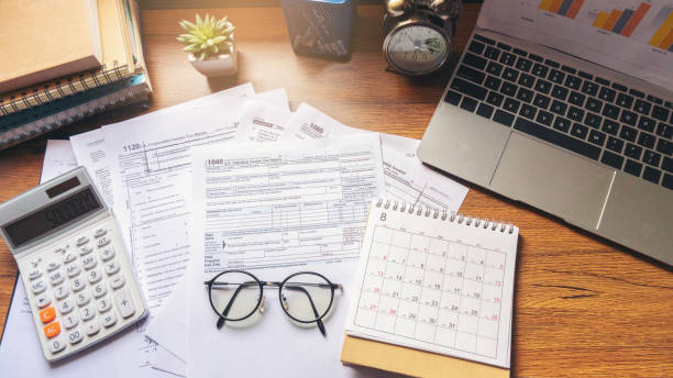 Planning Budget and Tax Concept. Calendar 2021 and Individual Income Tax Form For who have income According to United States law. This is the season that has to pay and deadline of tax payment. planificación de presupuesto y concepto tributario. calendario 2021 y formulario de impuesto sobre la renta individual para los que tienen ingresos de acuerdo con la ley de los estados unidos. esta es la temporada que tiene que pagar y la fecha límite de