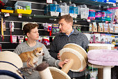father-with-son-shopping-in-petshop.jpg?b=1&s=170x170&k=20&c=GqYYYNAEUDY-SXci4G7sz8wCCkJgf9cbeiy54IL-OS4=