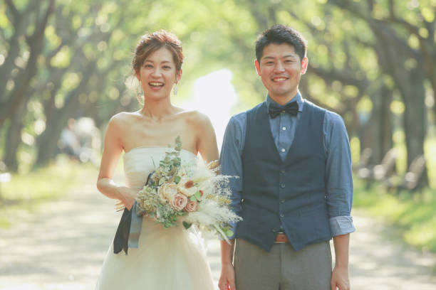 新郎とアジアの花嫁 - wedding newlywed bride couple ストックフォトと画像