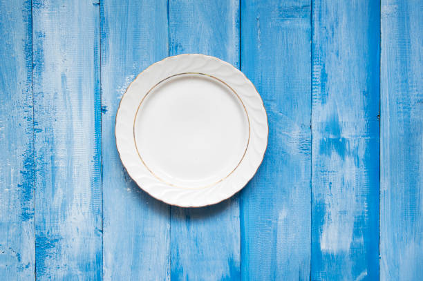 pusta biała płyta na drewnianym stole - plate blue dishware white zdjęcia i obrazy z banku zdjęć