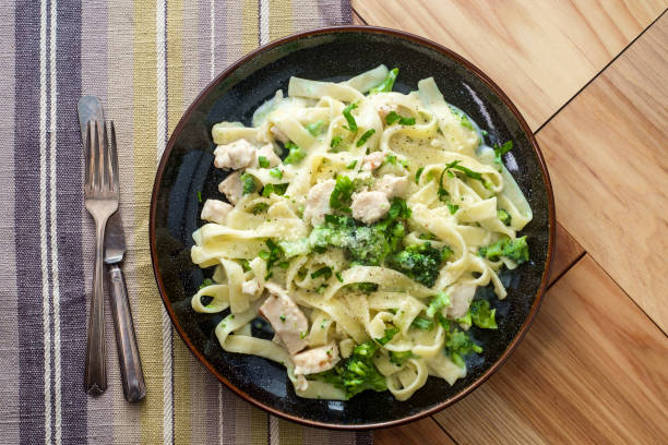 フェットチーネ・アルフレド・グリルド・チキン - fettuccine alfredo ストックフォトと画像