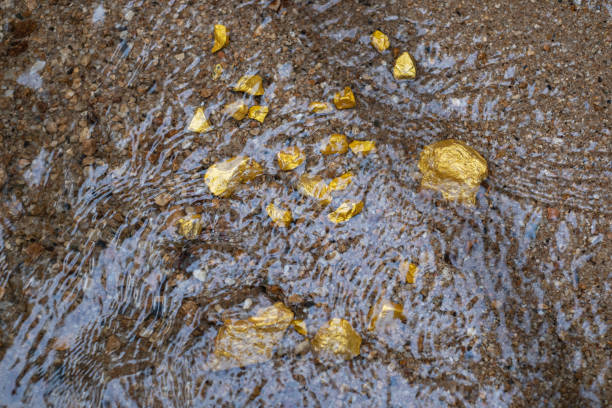 pure gold nugget ore found in mine with natural underwater sources - underwater mine imagens e fotografias de stock