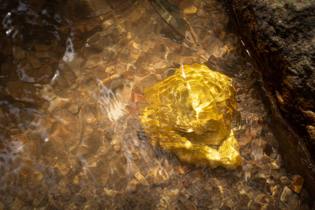 천연 수중 원천이 있는 광산에서 발견되는 순수한 금 덩어리 광석 - underwater mine 뉴스 사진 이미지