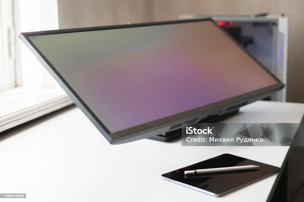 Layar Sentuh Dan Pensil Monitor Komputer Yang Besar Tempat Kerja