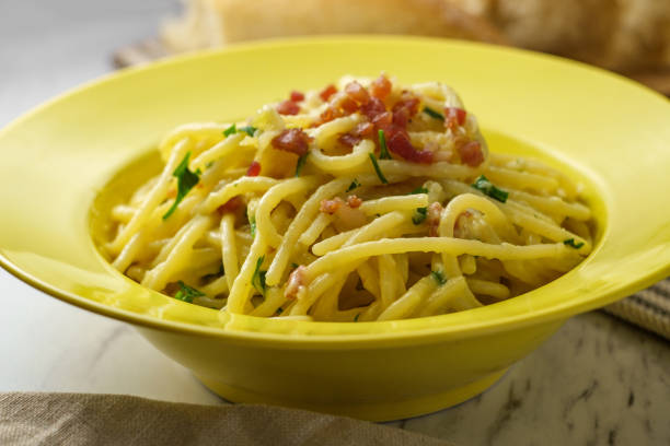 italienische spaghetti alla carbonara - pasta cabonara stock-fotos und bilder