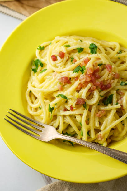 italienische spaghetti alla carbonara - pasta cabonara stock-fotos und bilder