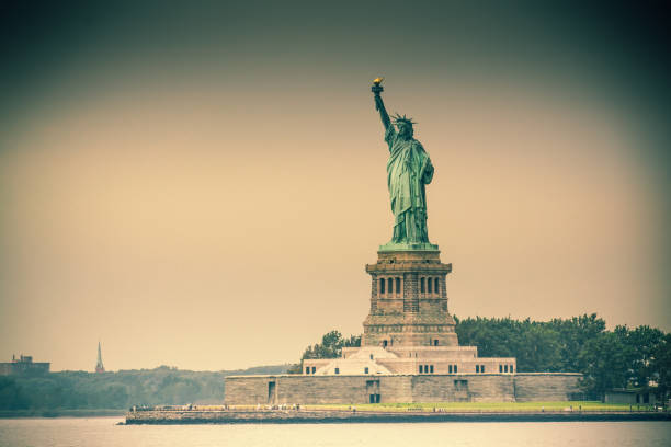 a escultura da estátua da liberdade em nova york - ilha ellis - fotografias e filmes do acervo