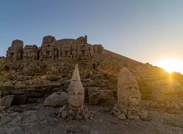 posągi na szczycie góry nemrut w adiyaman, turcja. - tyche zdjęcia i obrazy z banku zdjęć
