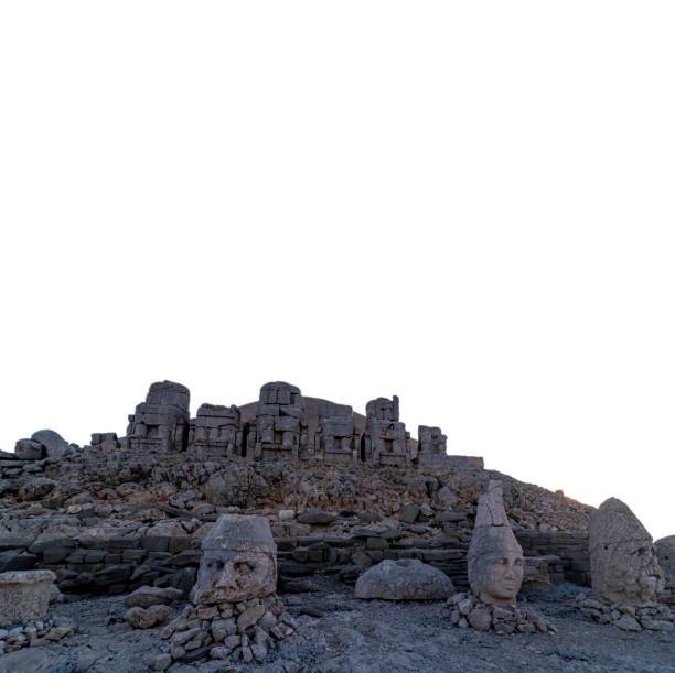 статуи на вершине горы немрут в адиямане, турция. наблюдать за закатом и восходом. - tyche стоковые фото и изображения