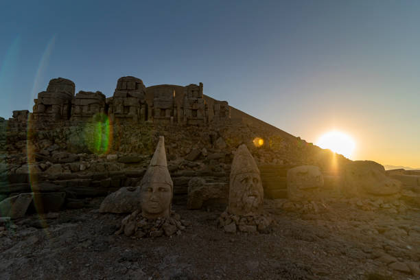 posągi na szczycie góry nemrut w adiyaman, turcja. - tyche zdjęcia i obrazy z banku zdjęć