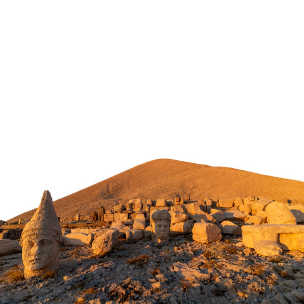 터키 아디야만의 님루트 산 꼭대기에 있는 동상. 태양이 설정되고 상승보고. - tyche 뉴스 사진 이미지