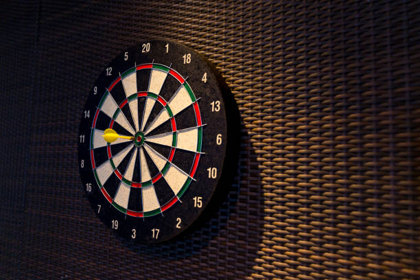 flèche de fléchettes frappant dans le centre cible de dartboard. planche de fléchettes. succès frappant l’objectif cible objectif de réalisation concept fond - marketing target bulls eye arrow photos et images de collection