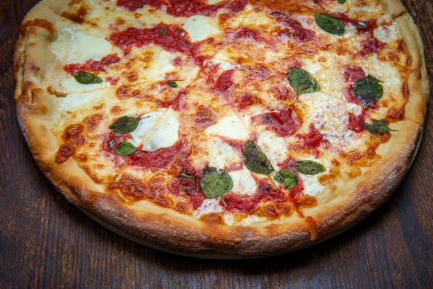 new york margherita pizza - brick oven stock-fotos und bilder