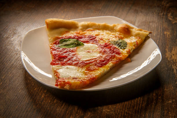 пицца, маргарита, нью-йорк - neapolitan specialty стоковые фото и изображения