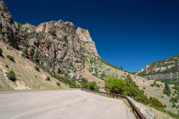 a imponente e sinuosa estrada de montanha sinuosa através do tensleep canyon, parte do cloud peak skyway através das montanhas wyoming bighorn - bighorn mountains - fotografias e filmes do acervo