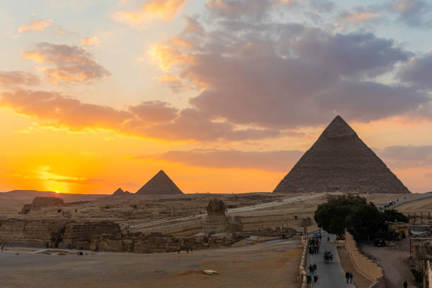 пирамиды гизы - pyramid pyramid shape egypt sunset стоковые фото и изображения