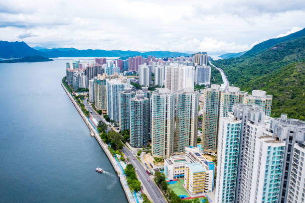 drohnenansicht der bewohner gebäude in ma on shan, hong kong - sha tin stock-fotos und bilder